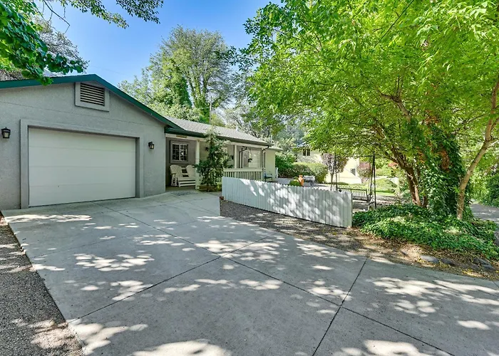 Holiday home Patio & Mtn Views: Tranquil Gem