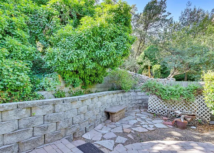 Patio & Mtn Views: Tranquil Gem