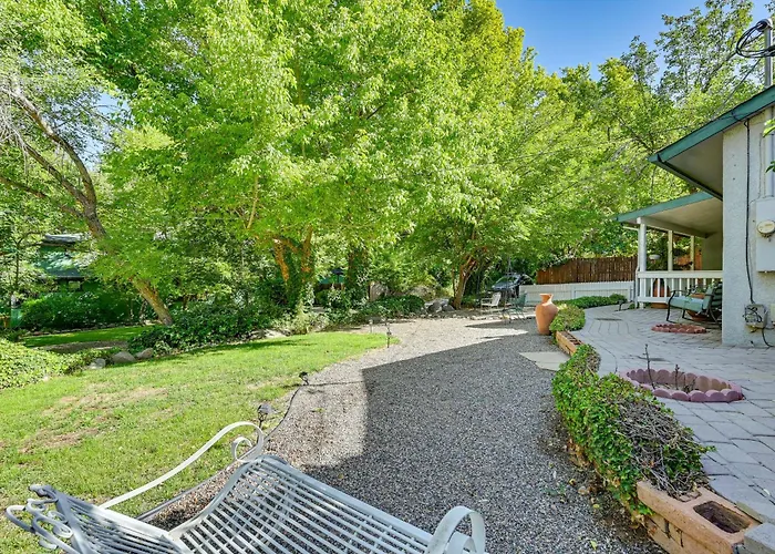 Patio & Mtn Views: Tranquil Gem Holiday home