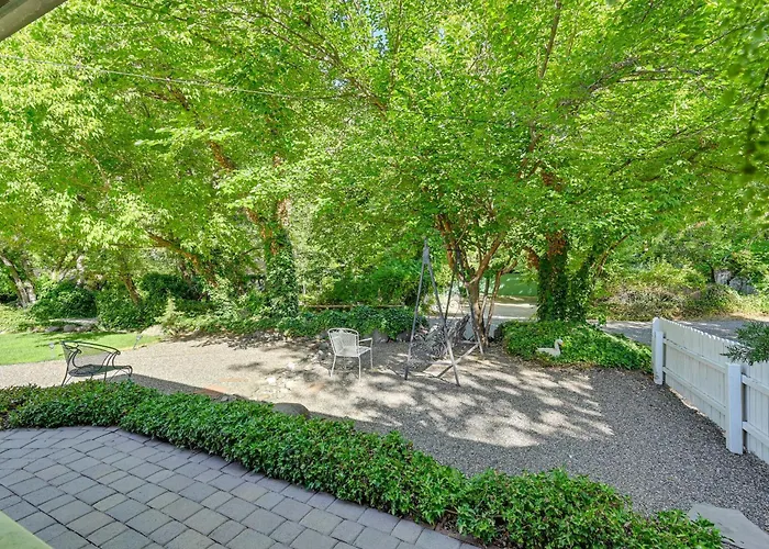 Patio & Mtn Views: Tranquil Gem *